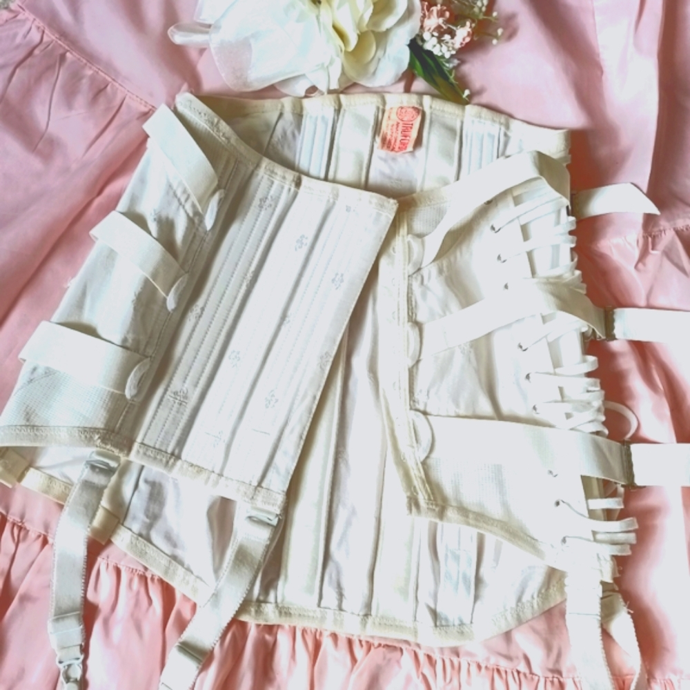 VINTAGE WHITE "TRUFORM AMATOMICAL SUPPORT" CORSET!